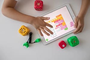 Kid learning code on ipad